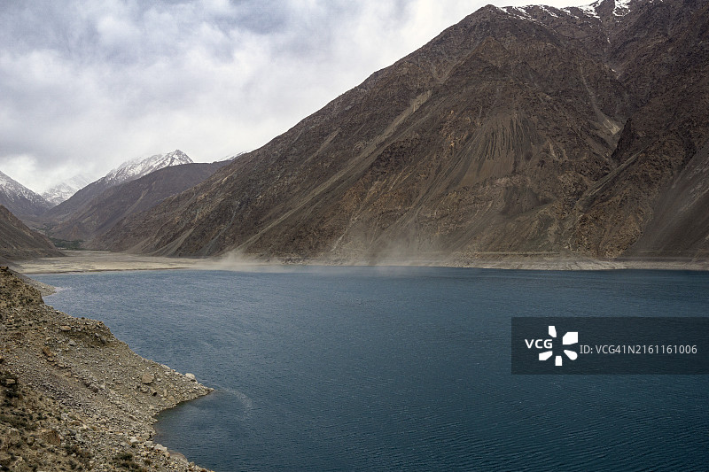 萨特帕拉湖，坐落在巴基斯坦吉尔吉特-巴尔蒂斯坦地区斯卡杜附近，是风景如画的斯卡杜山谷的重要水源图片素材