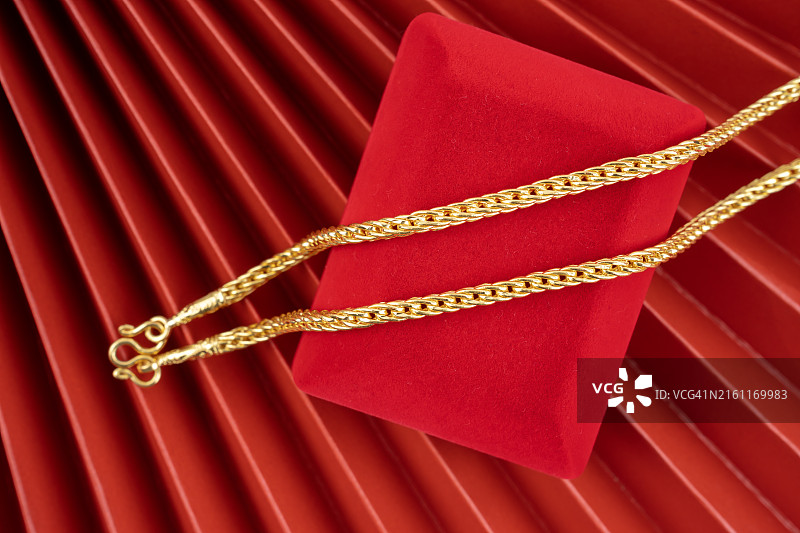 红色背景上的金项链图片素材