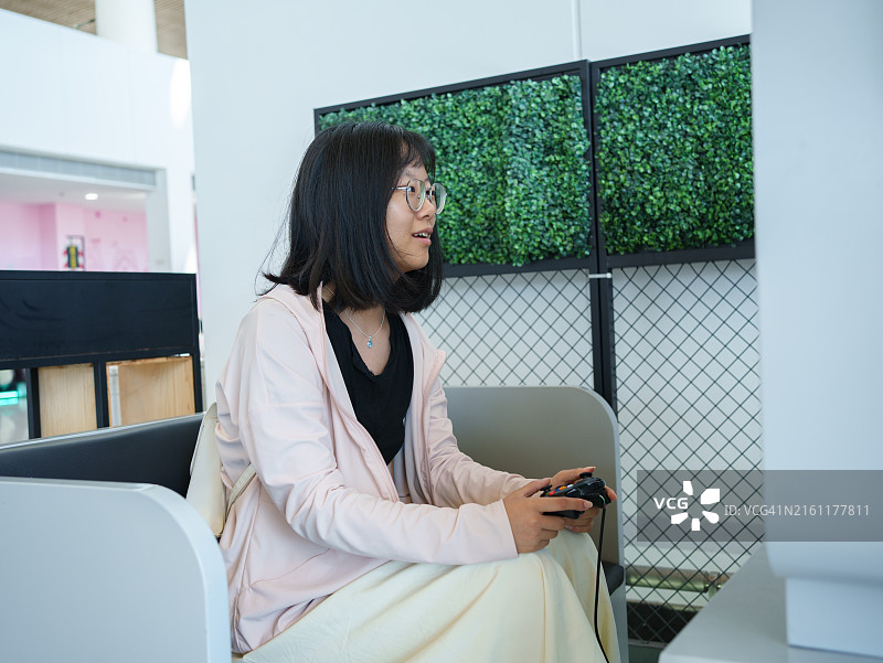 亚洲女人玩电子游戏图片素材