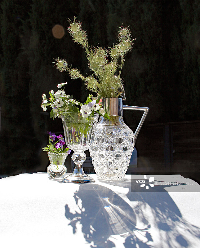 桌上花瓶特写图片素材