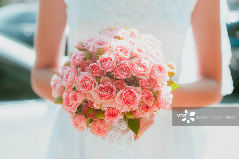 新娘手捧花束的中段照图片素材