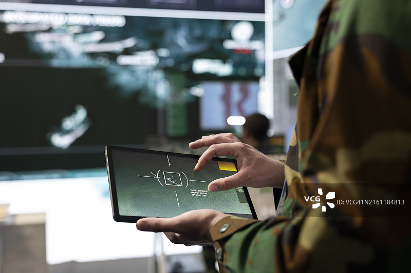 女商人使用平板电脑的裁剪图图片素材