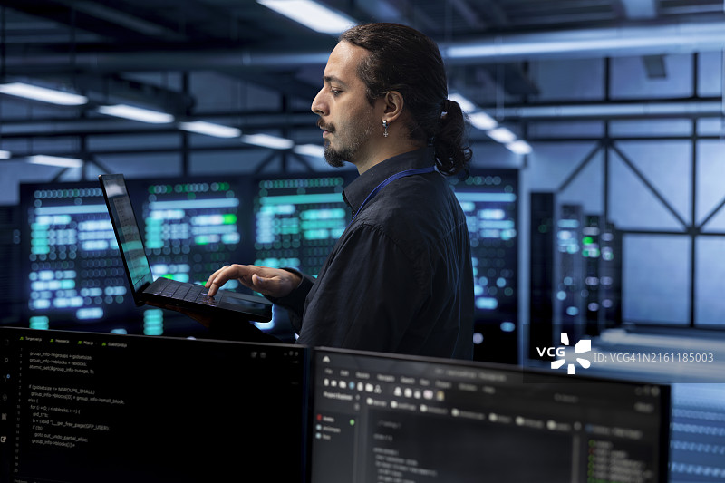 女IT工程师在服务器机房工作图片素材