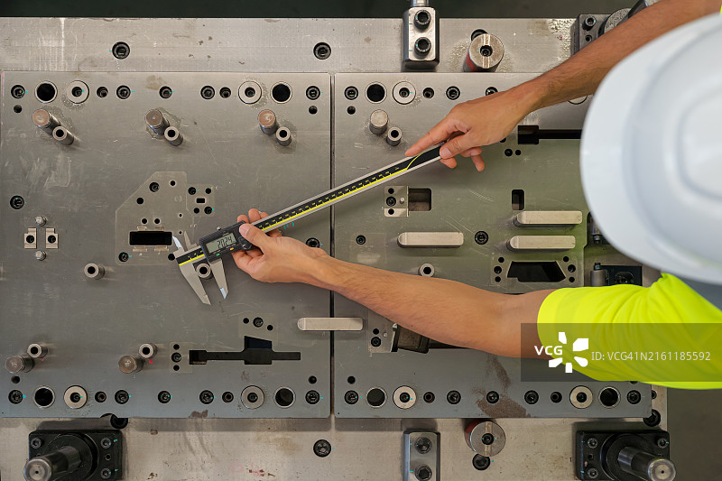 机器零件生产线上的工人图片素材