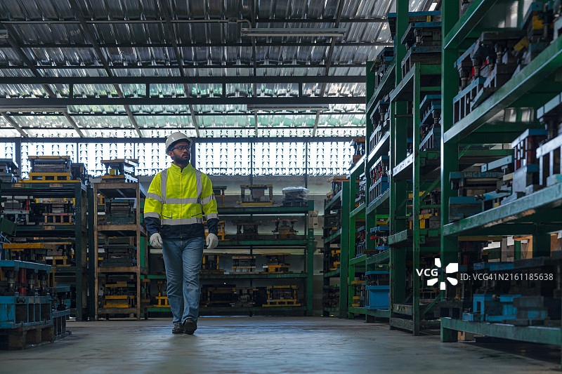 工厂工人走过工厂车间图片素材