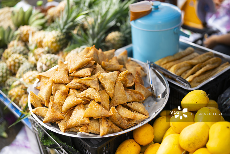 泰国早市出售的油炸萨摩萨三角饺图片素材