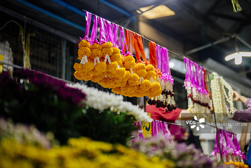 泰国早市待售的供佛祈福用彩色鲜花图片素材