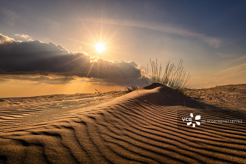 日落时沙漠映衬天空的美景图片素材