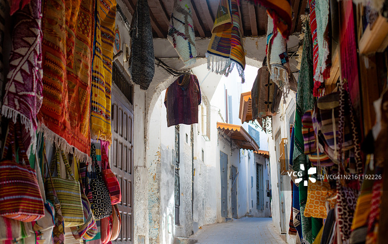 摩洛哥丹吉尔麦地那出售的手工编织地毯和篮子图片素材