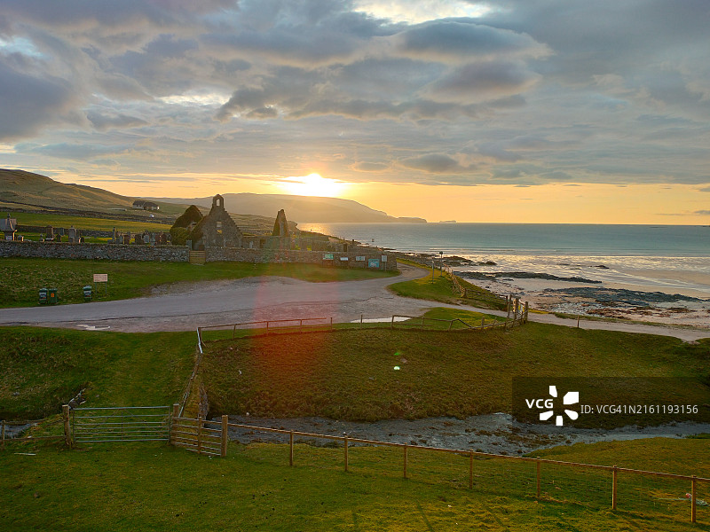 日落时分巴尔纳凯尔湾的景观，教堂位于海边图片素材