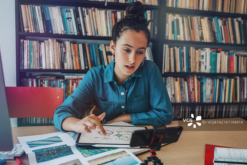 在数位平板上使用概念图形的少女图片素材