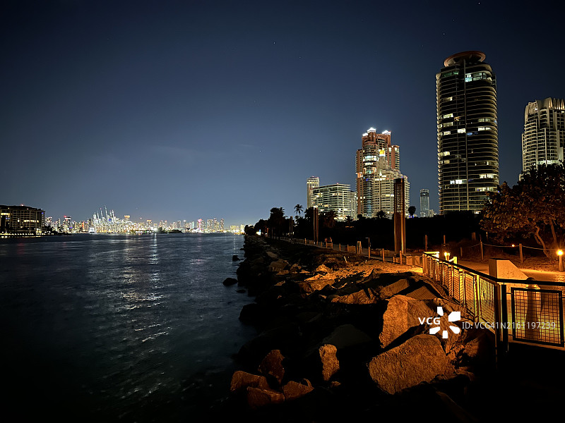 美国佛罗里达州迈阿密的海面倒影城市景观图片素材