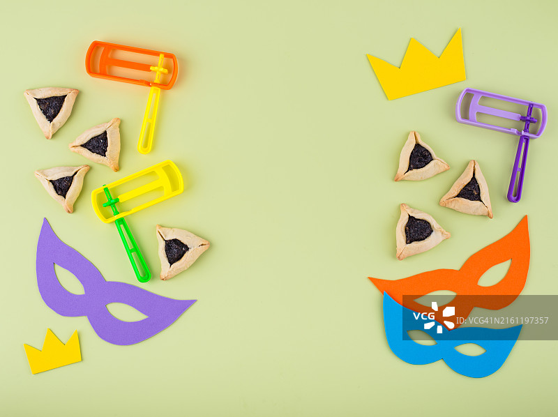 桌子上色彩鲜艳的人造装饰品俯视图，普林节假日庆祝概念图片素材