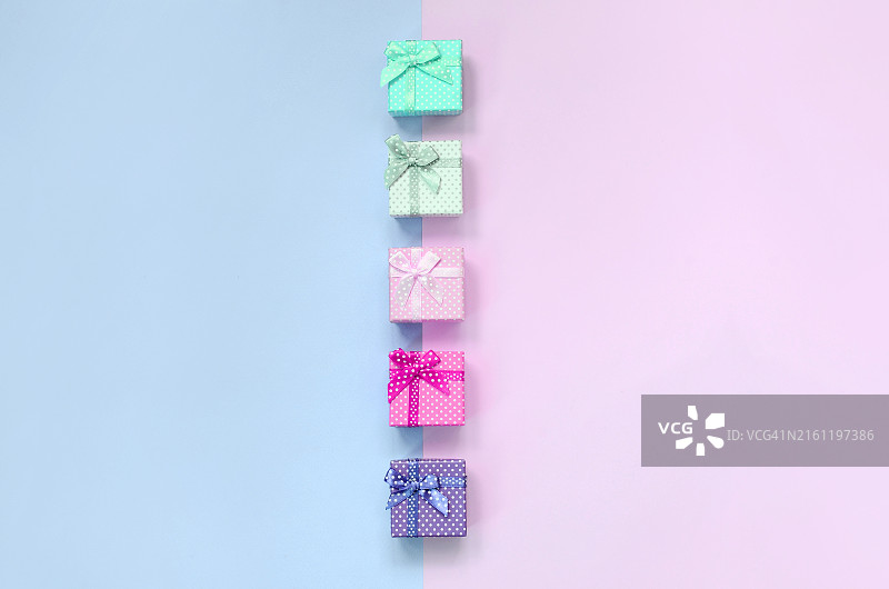 紫粉背景上的多色丝带小礼盒图片素材