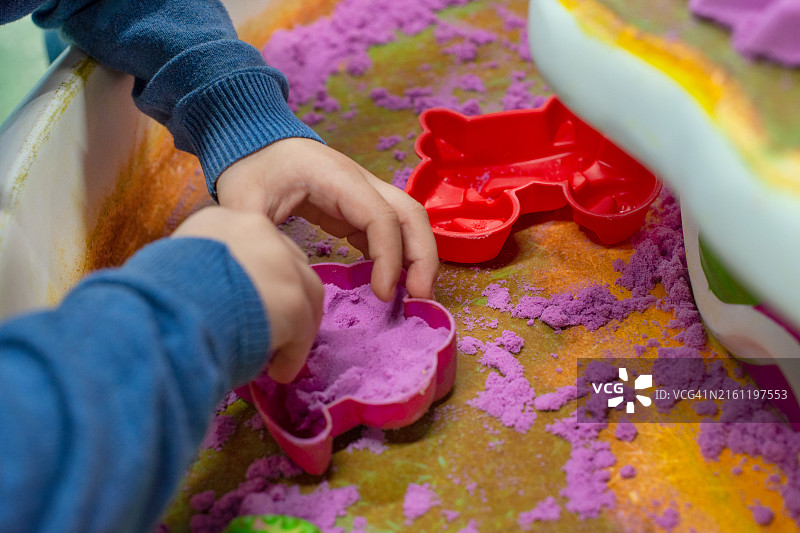 孩子在桌子上玩泥图片素材