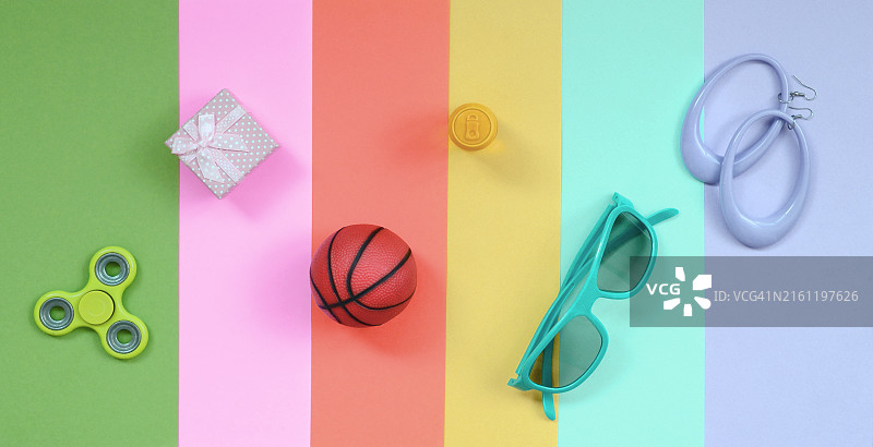 时尚的粉彩色组合，含耳环、太阳镜、饮料罐、篮球和礼品图片素材