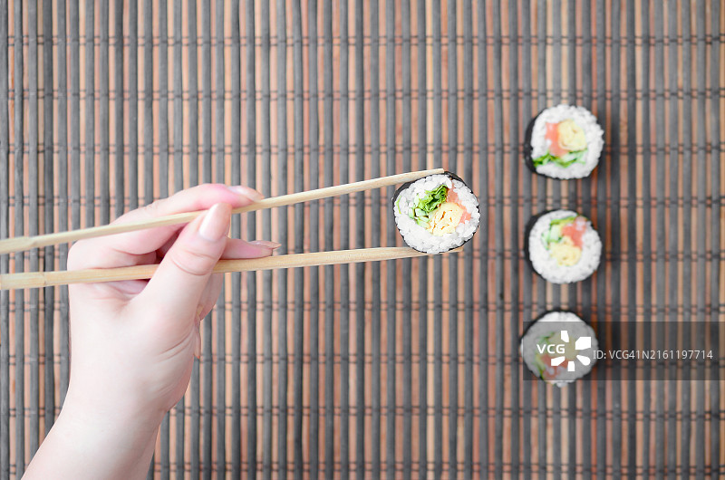 用筷子夹寿司卷图片素材
