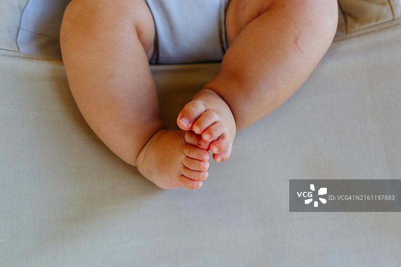 婴儿在床上脚部的特写图片素材