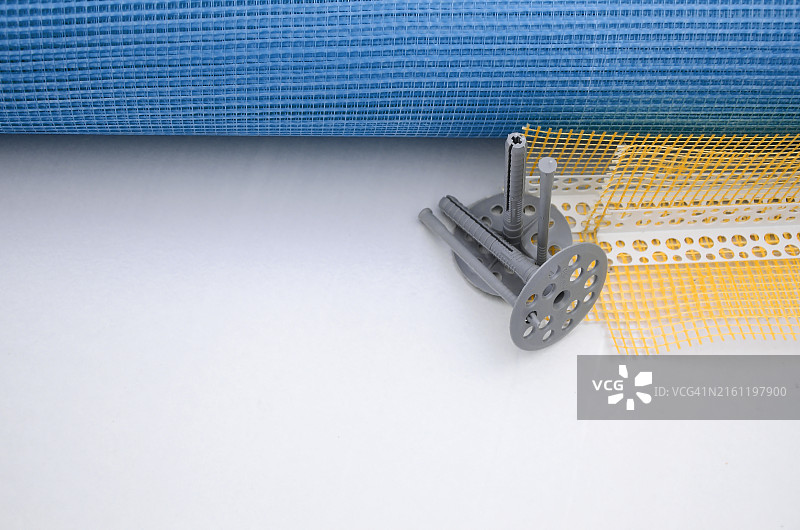 一套用于墙体保温的建筑材料，塑料胀栓，一卷网格图片素材