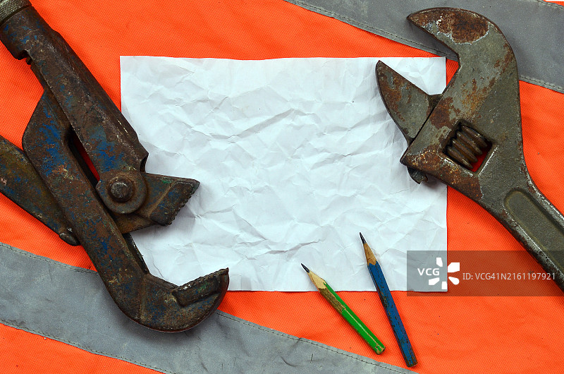 活动扳手、一张纸和两支铅笔图片素材