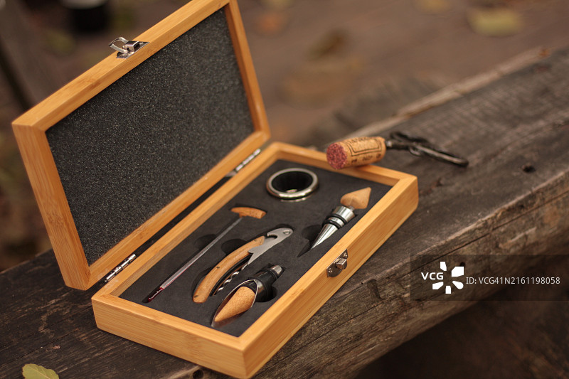 木盒中的老式开瓶器图片素材