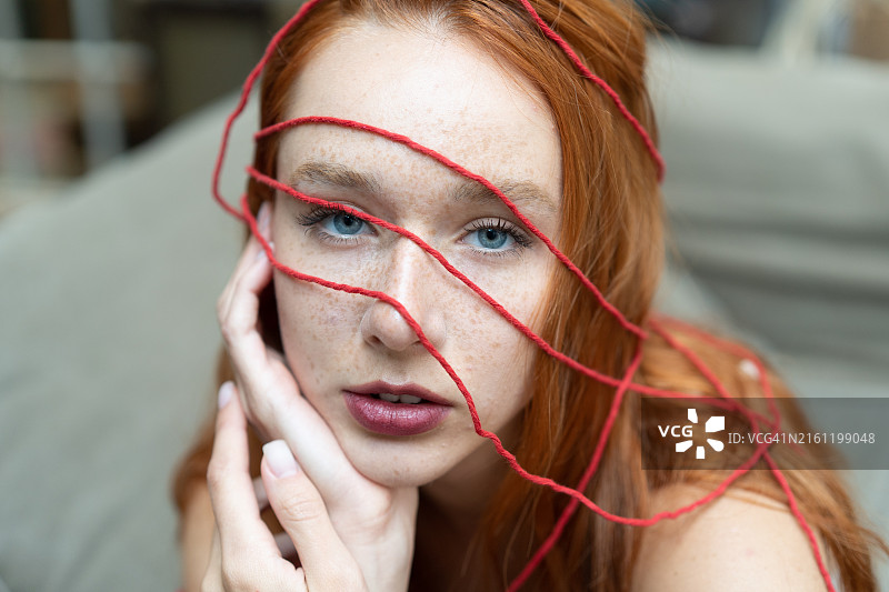 在影棚里的红发年轻漂亮女人肖像图片素材