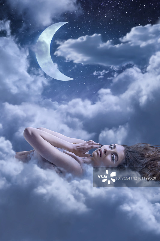 夜晚云中的美丽女人，抽象概念图片素材