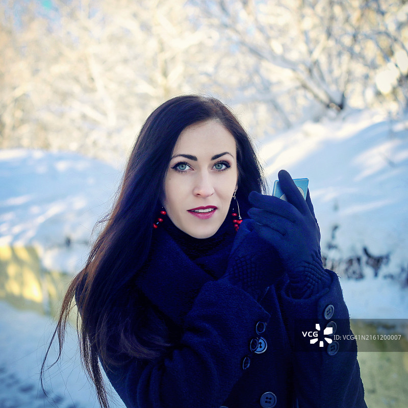 雪山背景下的美丽年轻女子肖像图片素材