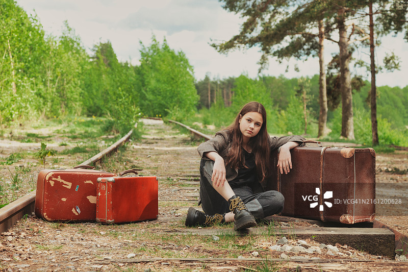复古风少女与旧式行李箱，美国铁路风光图片素材
