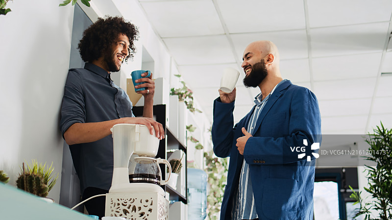 同事们在咖啡休息时间欢笑图片素材