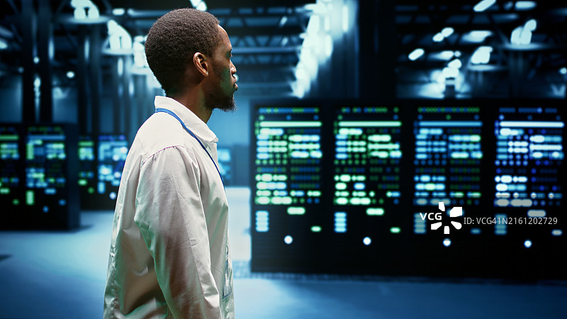 电脑专家检查服务器设备图片素材