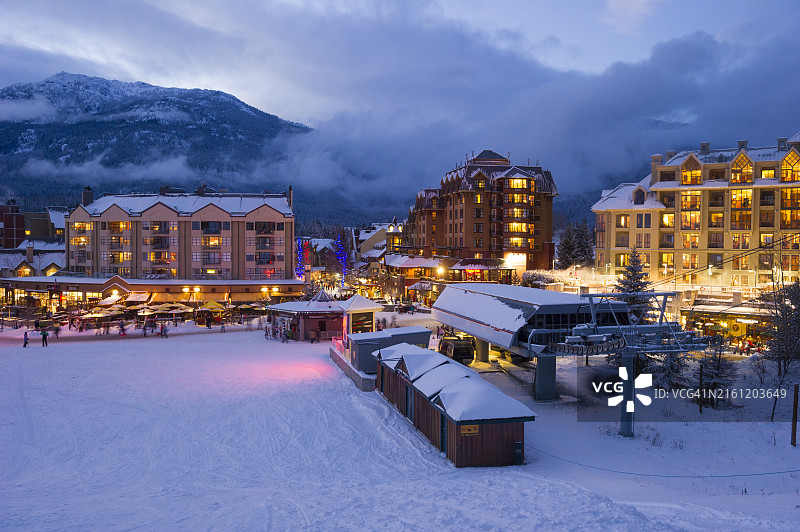 冬季滑雪场夜景图片素材