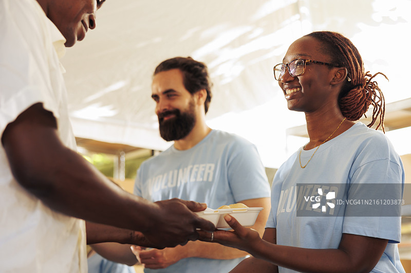 人们准备志愿者免费膳食图片素材
