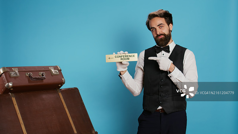 服务员展示会议室标志图片素材