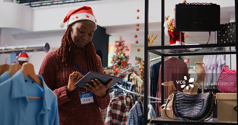 主管在平板电脑上输入价格图片素材