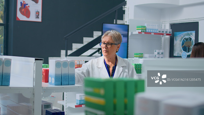 提供医疗用品和员工建议的药店图片素材