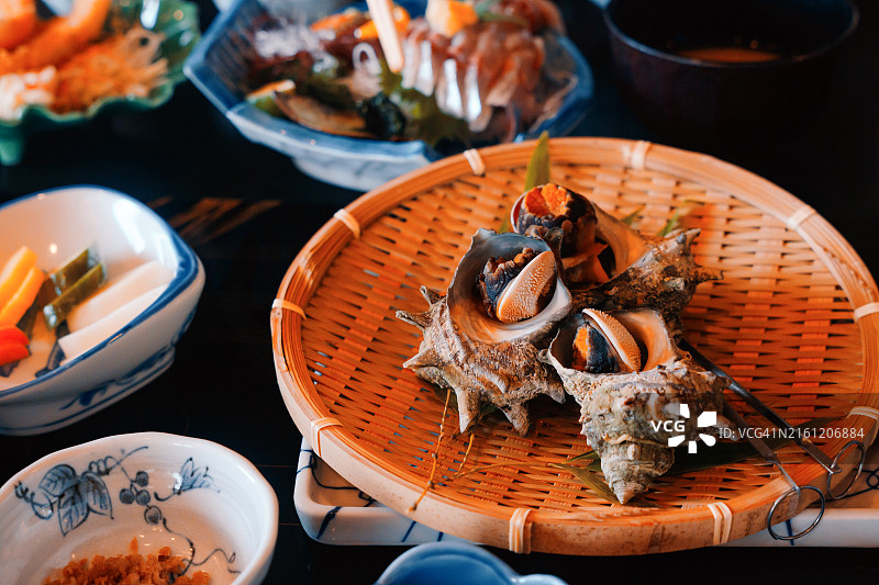 日本：桌子上柳条筐里的海鲜俯视图图片素材