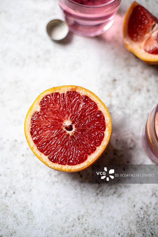 高角度拍摄切成两半的西柚，英国图片素材