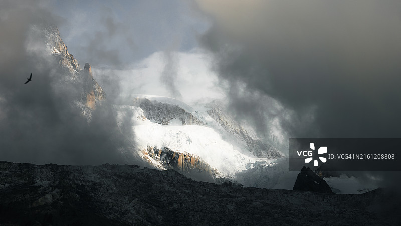 群山映衬天空的全景图片素材