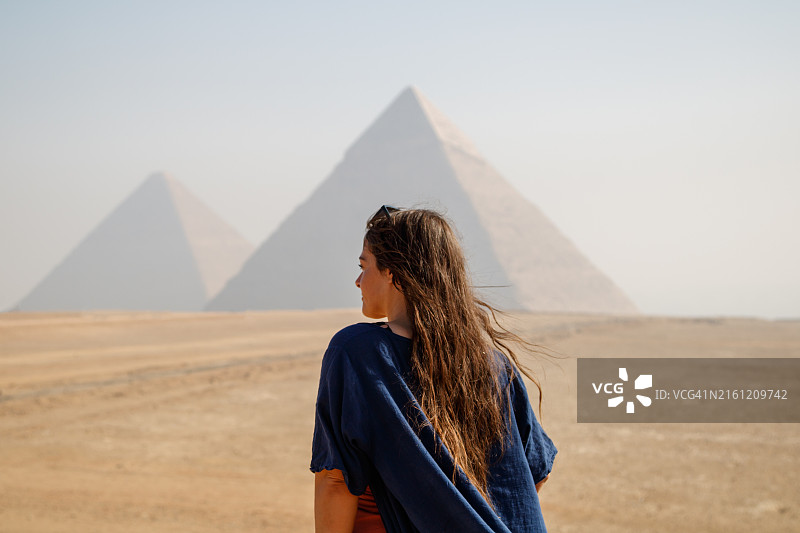 长发女子站在埃及吉萨金字塔前图片素材