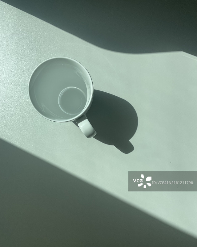 桌子上的杯子高角度视图，都柏林，爱尔兰图片素材