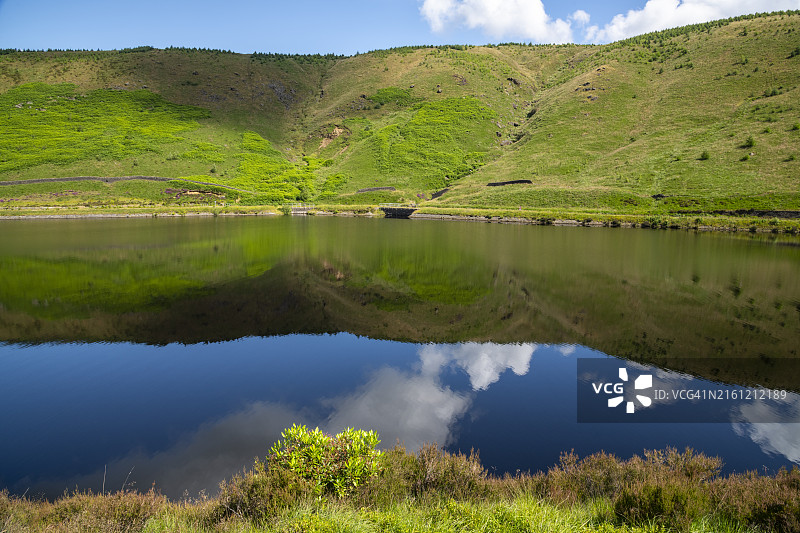 英格兰峰区萨德尔沃思沼泽下的格林菲尔德水库图片素材