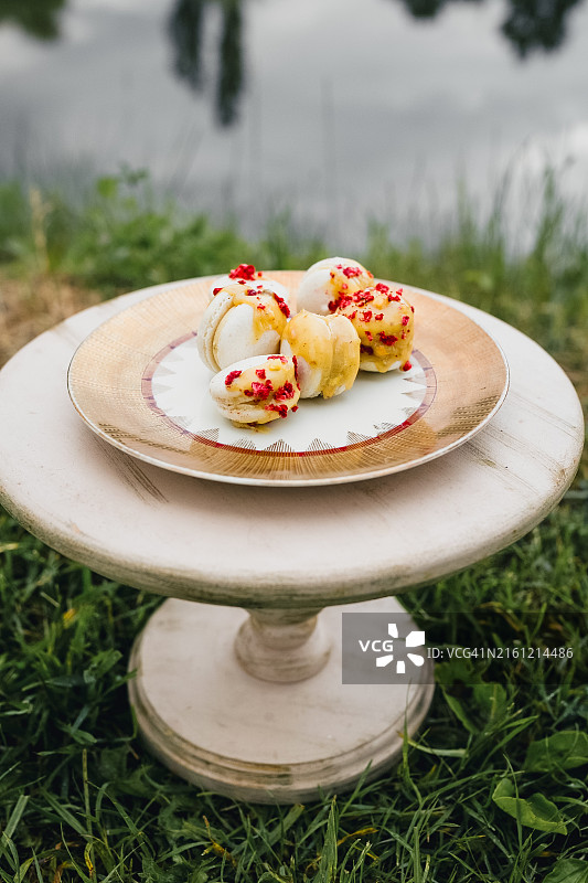 盘中甜点在田野上的特写图片素材