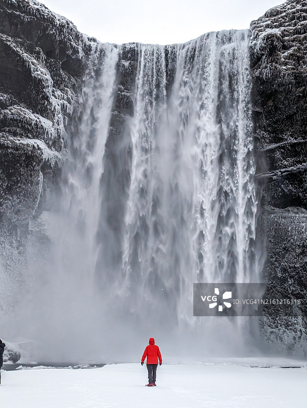 冬季冰岛的斯科加瀑布图片素材