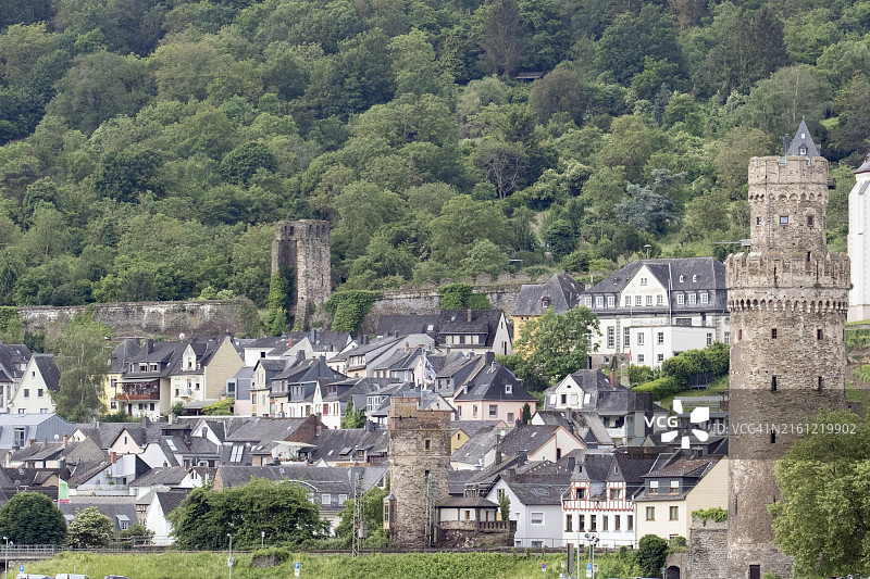 上韦瑟尔村及其城市墙壁的遗留塔楼图片素材