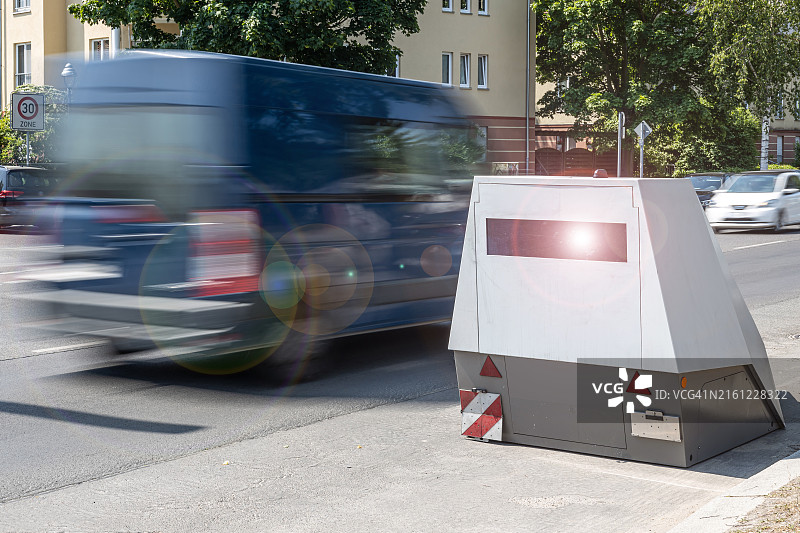 快速行驶的汽车和测速摄像头图片素材