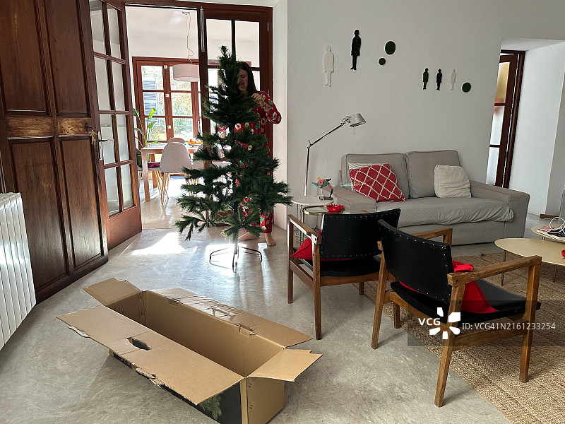 青少年女孩装饰圣诞树图片素材