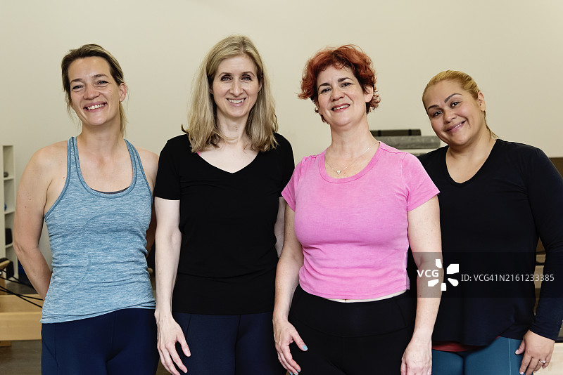 室内一群穿着运动服的女性肖像图片素材
