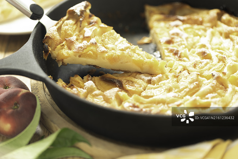 铸铁锅夏日蜜桃法式烘饼图片素材