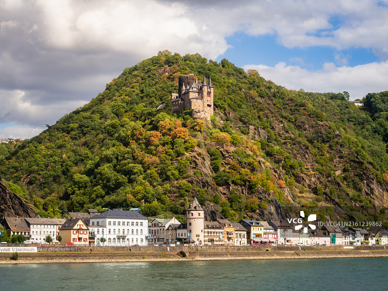 圣戈阿尔斯豪森城镇风光:色彩缤纷的房屋和塔楼沿莱茵河排列,卡茨城堡位于山顶,莱茵河中上游河谷,德国莱茵兰-普法尔茨,联合国教科文组织世界遗产图片素材
